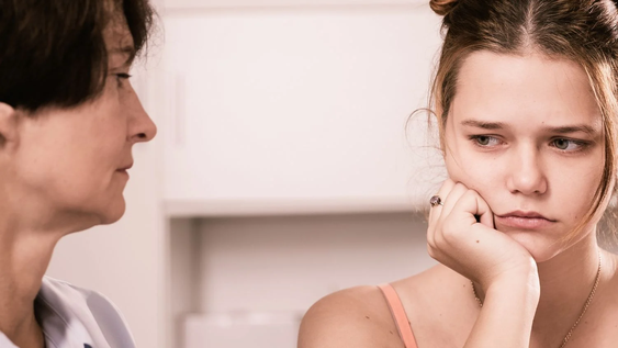 que significa cuando una persona habla y desvia la mirada, segun expertos en psicologia