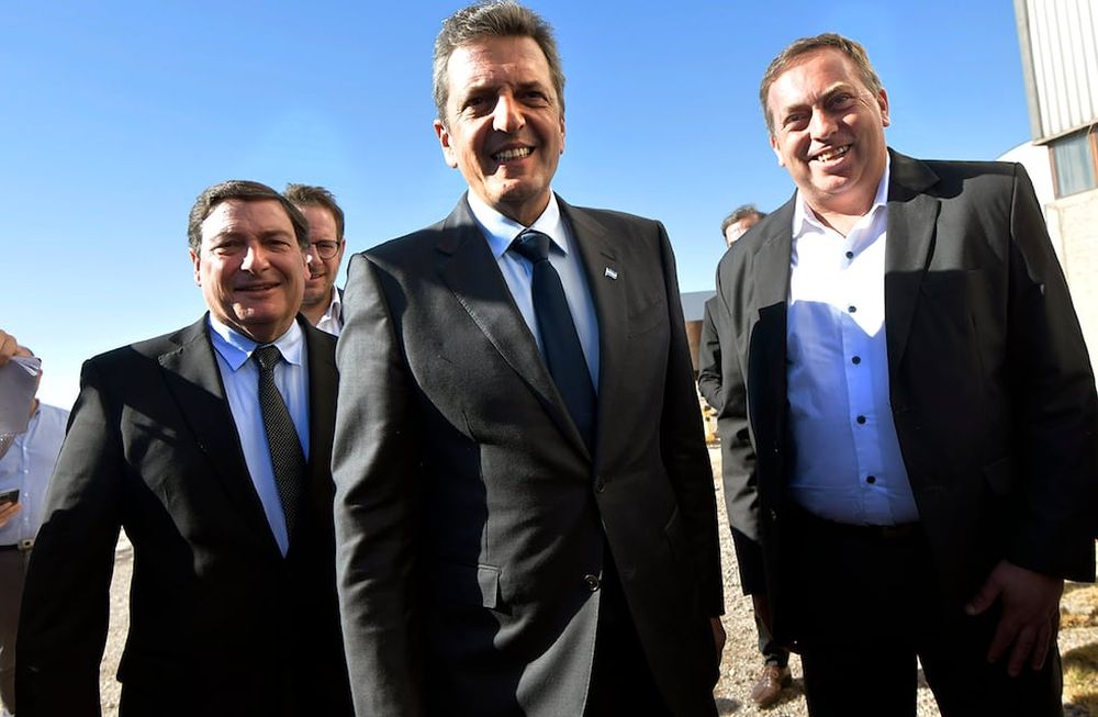 El precandidato a presidente por Unión por la Patria y ministro de Economía Sergio Massa, visitó la empresa IMPSA junto a candidato a gobernador del frente Elegí, Omar ParisiFoto: Orlando Pelichotti