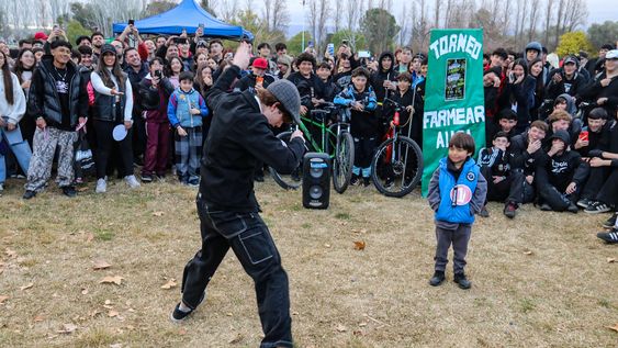 Farmear aura: la curiosa batalla que reunió a cientos de niños y adolescentes en Mendoza