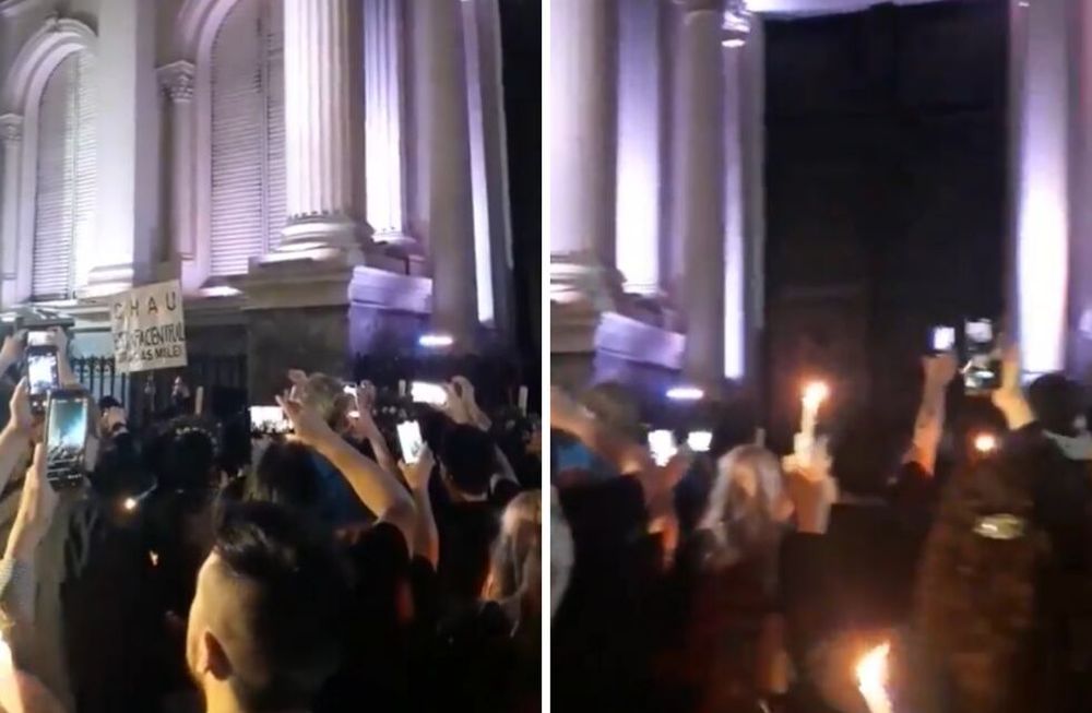 Simpatizantes libertarios se juntaron en la puerta del Banco Central para hacer un velorio a la institución.