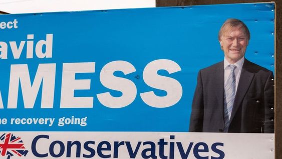 Gran Bretaña: apuñalaron “varias veces” a un diputado dentro de una iglesia