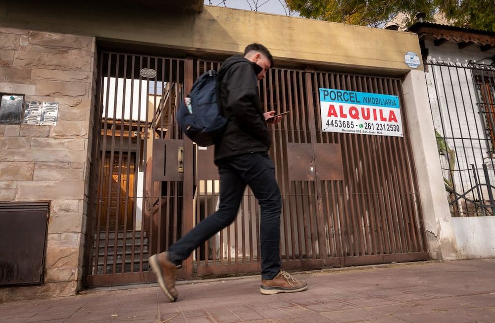 La oferta de alquileres es cada vez más reducida y quienes actualizan el monto mensual en octubre deben pagar un 115% más. Foto: Ignacio Blanco / Los Andes