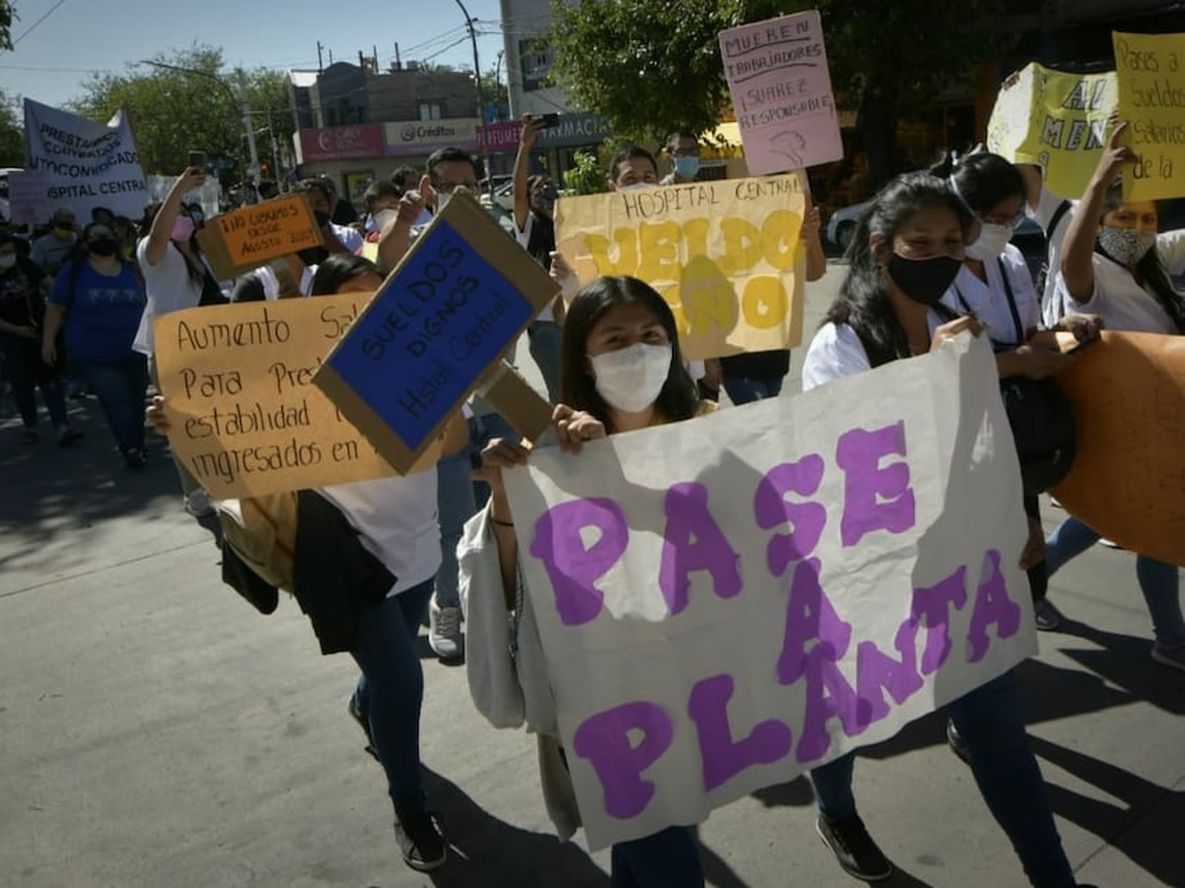 Unos 200 trabajadores marcharon por las calles mendocinas en reclamo de mejores condiciones de trabajo. Foto: Orlando Pelichotti / Los Andes.