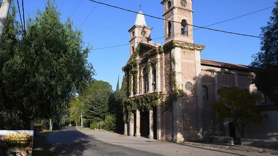 En el carril Franklin Villanueva se combinan las arboledas con casonas rurales, antiguas bodegas y edificios religiosos en el histórico distrito maipucino. Foto: José Gutiérrez / Los Andes