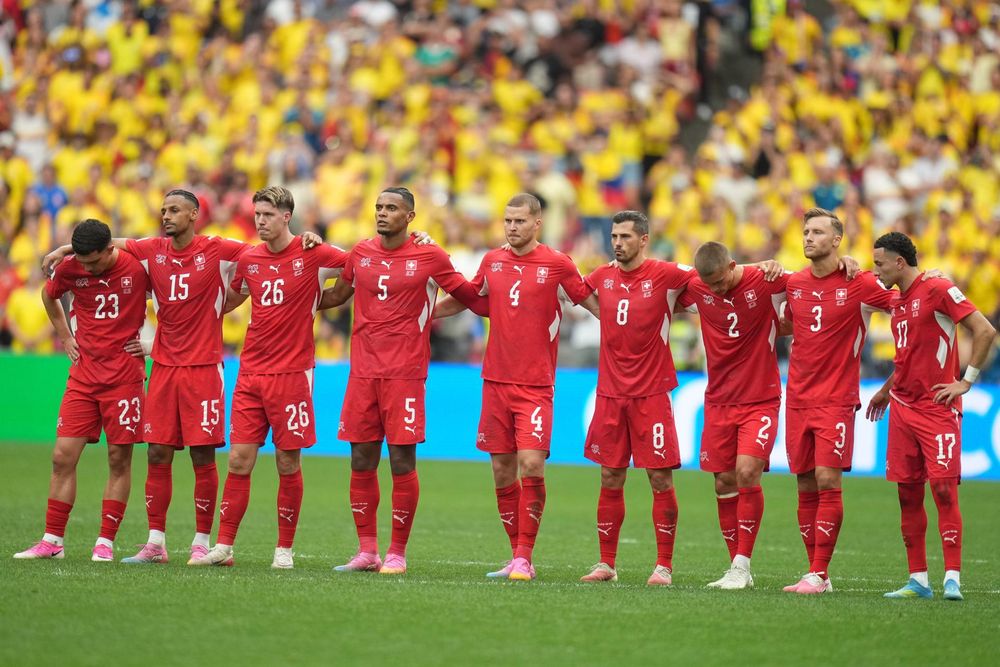Mundial 2026. Jugadores de Suiza  reunidos durante la tanda de penales en el lance de octavos de final entre colombianos y helvéticos. que se disputó en Vancouver, Canadá