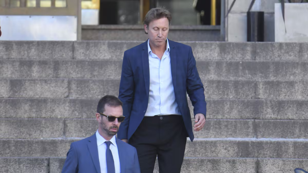 Jonathan Kovalivker, presidente de la drogería Suizo Argentina, bajando las escalinatas de los tribunales de Comodoro Py.