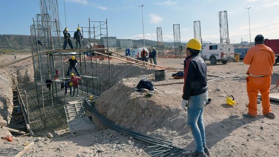 Preocupación del Gobierno por el aumento en los valores de las licitaciones que presentan las constructoras. En la foto, continúan las obras en la Ruta Provincial 82 Panamericana en el departamento de Luján.Foto: Orlando Pelichotti