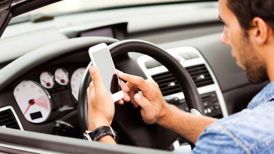 Uso del celular al volante: la nueva normativa que entra en vigor el 1 de mayo.