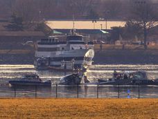 Los equipos de emergencia operan en el río Potomac, cerca de los restos de un avión comercial que chocó con un helicóptero militar, en Washington, DC, EE.UU., el 30 de enero de 2025. El jefe de bomberos y servicios médicos de emergencia de DC, John Donnelly, dijo que no se esperan supervivientes tras la colisión de un avión estadounidense. Eagle Flight, con 60 pasajeros y cuatro miembros de la tripulación a bordo, con un helicóptero Black Hawk del ejército estadounidense que transportaba a tres miembros del servicio estadounidense a última hora del 29 de enero, sobre el río Potomac, cerca del Aeropuerto Nacional Reagan de Washington. EFE/EPA/SHAWN THEW