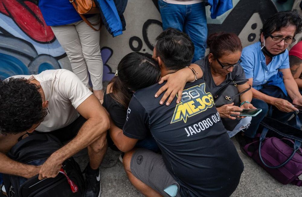 Trabajadores del canal de televisión TC se lamentan hoy a las afueras de la sede, en la que donde encapuchados armados ingresaron y sometieron a su personal durante una transmisión en vivo, en Guayaquil (Ecuador). Foto: EFE/Mauricio Torres