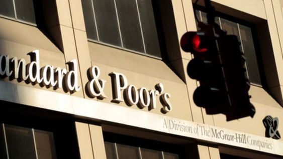 S&P rebajó la calificación de dos bonos argentinos en dólares