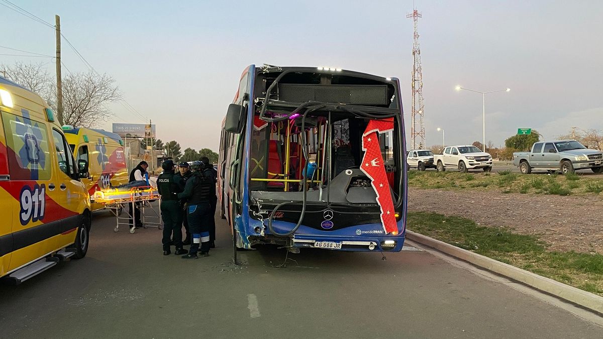 Un colectivo chocó contra un poste de luz en el Acceso Sur: varios pasajeros heridos