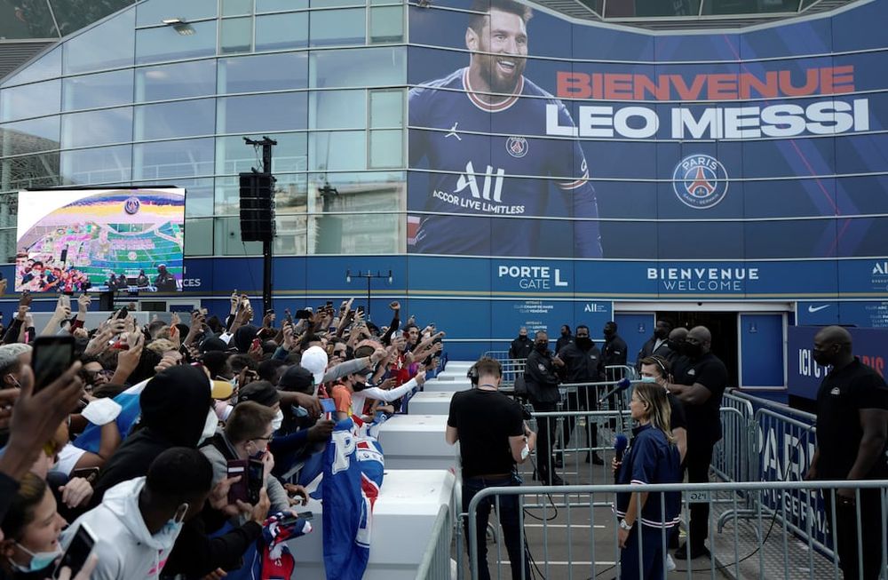 Hoy será la presentación de Lionel Messi en el PSG. La gente espera desde temprano, para tener su butaca asegurada en el estadio Parque de los Príncipes./AP