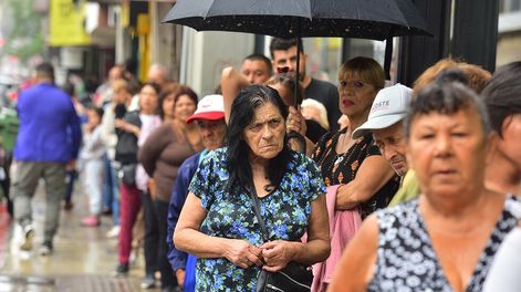 Largas colas en Anses. (José Gabriel Hernández / La Voz)