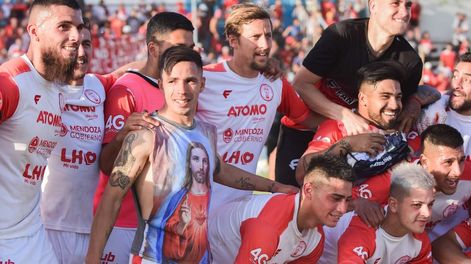 Los Andes | Festejo. Huracán Las Heras venció 1-0 a Sansinena en la cancha de Argentino, quedó a tiro del objetivo de mantener la categoría y lo celebra con todo su público. Foto: Mariana Villa / Los Andes