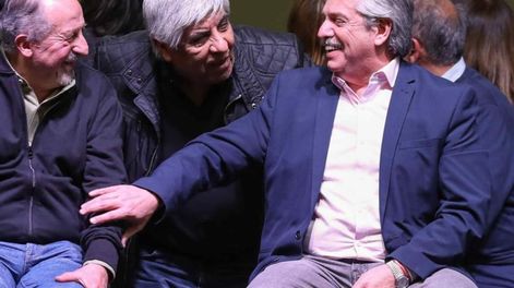 Los sindicalistas Hugo Yasky (CTA) y Hugo Moyano (CGT) junto al presidente Alberto Fernández (Archivo)