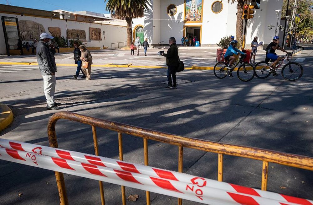 Vuelven los Vía Crucis presenciales al Calvario de MendozaDespués de dos años, los fieles podrán presenciar el Vía Crucis, una de las ceremonias más populares en la que miles de personas salen a las calles para evocar el recorrido de Jesús previo a su muerte.Arzobispo Marcelo ColomboFoto: Ignacio Blanco / Los Andes