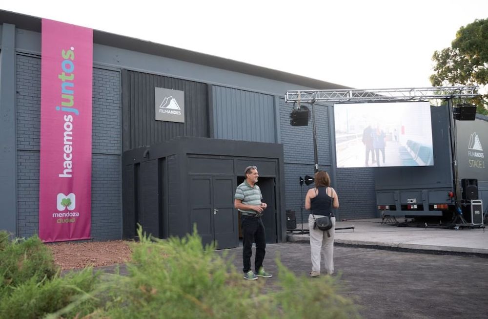 Uno de los exteriores del gigantesco set con que cuenta Mendoza, en el ex predio de la UCIM. Tiene muchas cualidades técnicas y permitirá ser alquilado para producciones de gran magnitud.