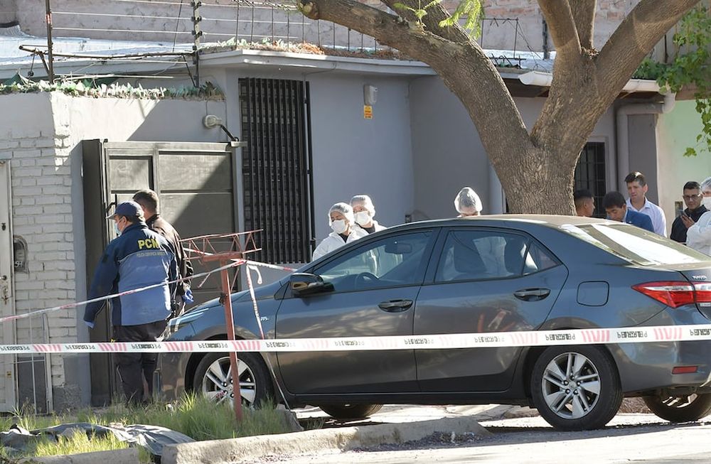 El empleado judicial se dirigía a trabajar cuando fue abordado y ejecutado por delincuentes antes de subir a su auto. | Foto: Orlando Pelichotti / Los Andes