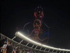 El show de drones de la despedida de Messi costó US$100.000 y obligó a demorar vuelos en Aeroparque.