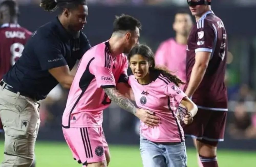 Monterrey amenazó con arrestos y duras penas para quienes traten de ingresar al campo de juego por una foto o un abrazo con el astro argentino. / Gentileza.