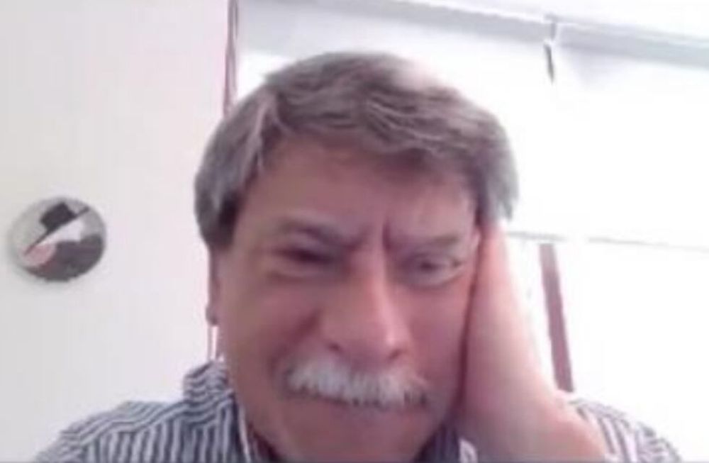 Alumnos consuelan a profesor que tenía problemas técnicos en su clase virtual