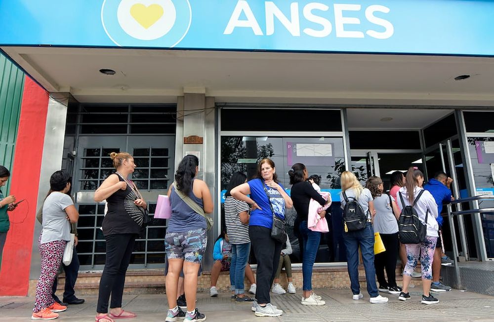 La Administración Nacional de la Seguridad Social (Anses) paga en marzo tres beneficios compatibles entre sí: la Asignación Universal por Hijo (AUH), la Tarjeta Alimentar y la Ayuda Escolar Anual.ANSES de Guaymallén esta mañana Foto: Orlando Pelichotti