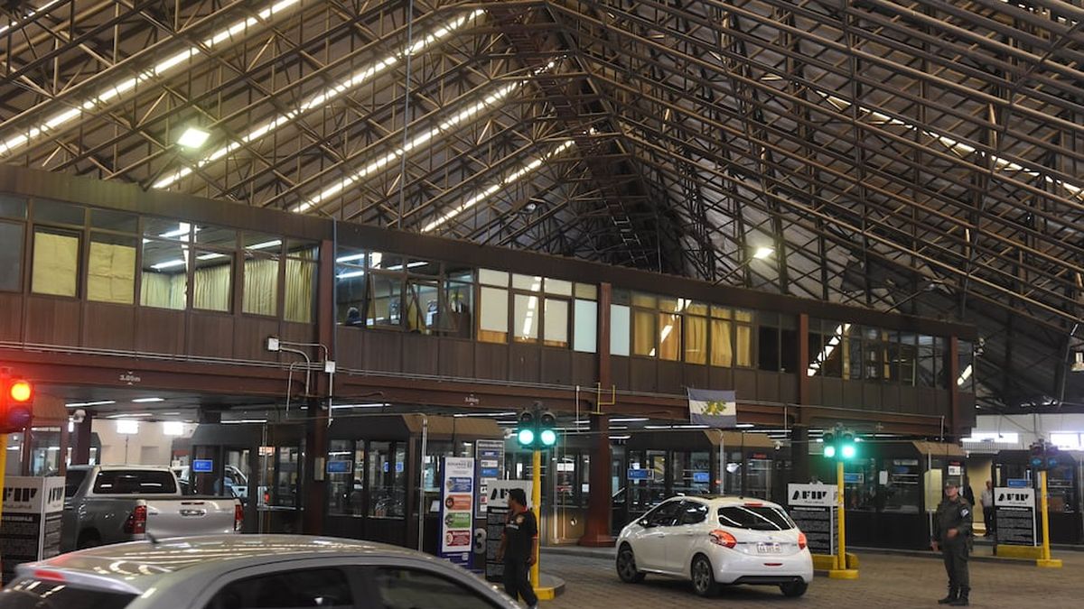 Dos aduaneros mendocinos van a juicio por dejar pasar un micro con mercadería ilegal proveniente de Chile
