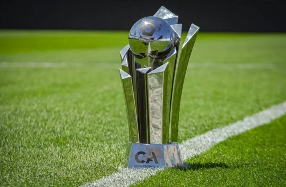 El nuevo trofeo de la Copa Argentina, que levantó Patronato en 2022. (Prensa Copa Argentina)