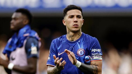 London (United Kingdom), 18/08/2024.- Chelseas Enzo Fernandez (R) and his teammates react after losing the English Premier League match between Chelsea and Manchester City in London, Britain, 18 August 2024. (Reino Unido, Londres) EFE/EPA/TOLGA AKMEN EDITORIAL USE ONLY. No use with unauthorized audio, video, data, fixture lists, club/league logos, live services or NFTs. Online in-match use limited to 120 images, no video emulation. No use in betting, games or single club/league/player publications.