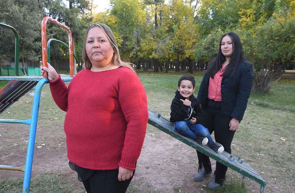 Verónica Tapia Verdejo (de rojo), es nacida en Valparaíso, república de Chile y vive en Mendoza desde el año 1985.Verónica junto a su hija Vanesa Noemí Carrizo Tapia y su nieto Fernando Carrizo Tapia.Verónica es profesora de historia y su hija Vanesa es funcionaria en el Consulado de Chile en Mendoza.Foto: José Gutierrez / Los Andes