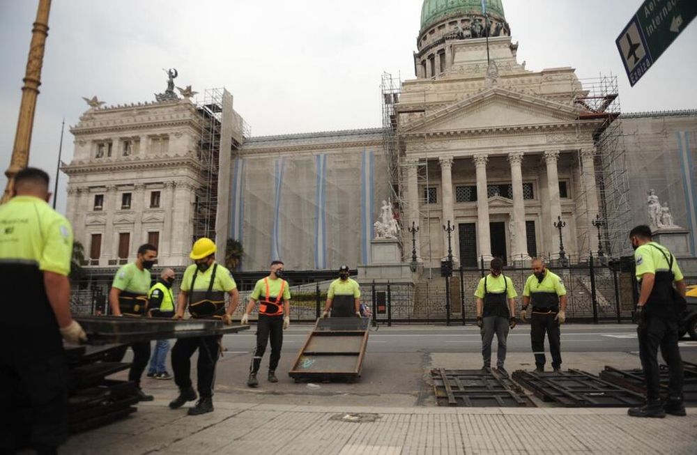 Se inicia la vigilia en la previa del tratamiento de la reforma judicial en el Congreso. Además a pedido de Cristina Kirchner sacaron el vallado del lugar. Federico López Claro / Corresponsalía