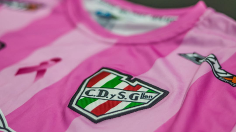 El gesto del Club Social y Deportivo Guaymallén con una camiseta rosa para concientizar sobre el cáncer de mama.