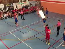 Ocurrió durante un partido de básquet en España. Ocurrió durante un partido de básquet en España.