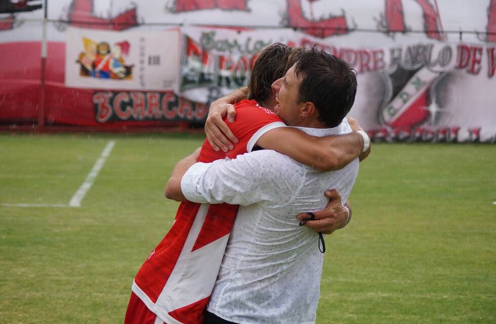 Luciano Theiler, DT del Cruzado, abraza a uno de sus jugadores. El Deportivo Maipú consiguió el ascenso a la Primera Nacional. / Nicolás Rios