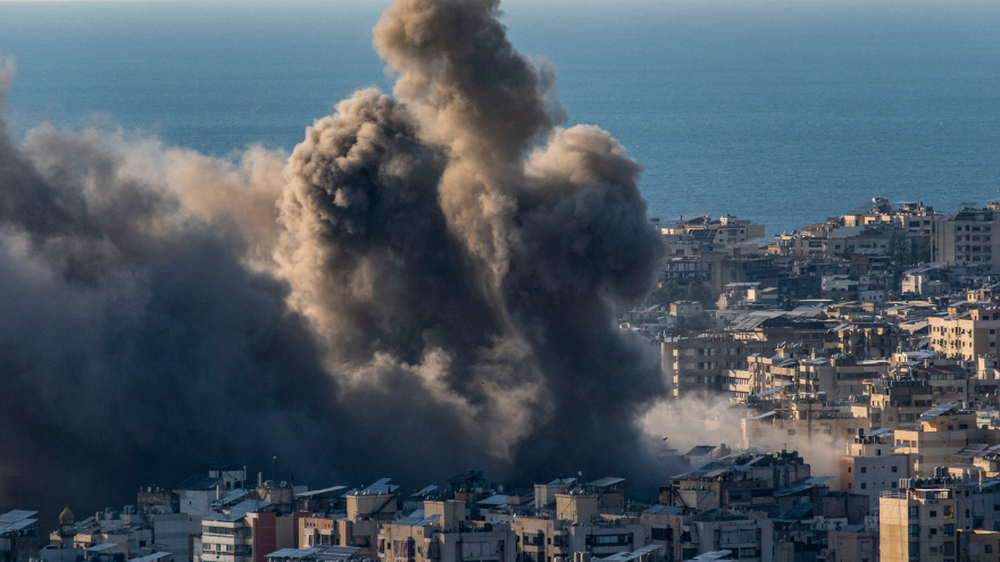 Una columna de humo se eleva tras ataques israelíes en el suburbio sur de Dahye en Beirut, Líbano, este pasado lunes. Las Fuerzas de Defensa de Israel (FDI) anunciaron este martes una nueva oleada de ataques contra Beirut, la capital del Líbano, con el objetivo de alcanzar cuarteles y depósitos de armas del grupo chiíta Hizbulá. 
