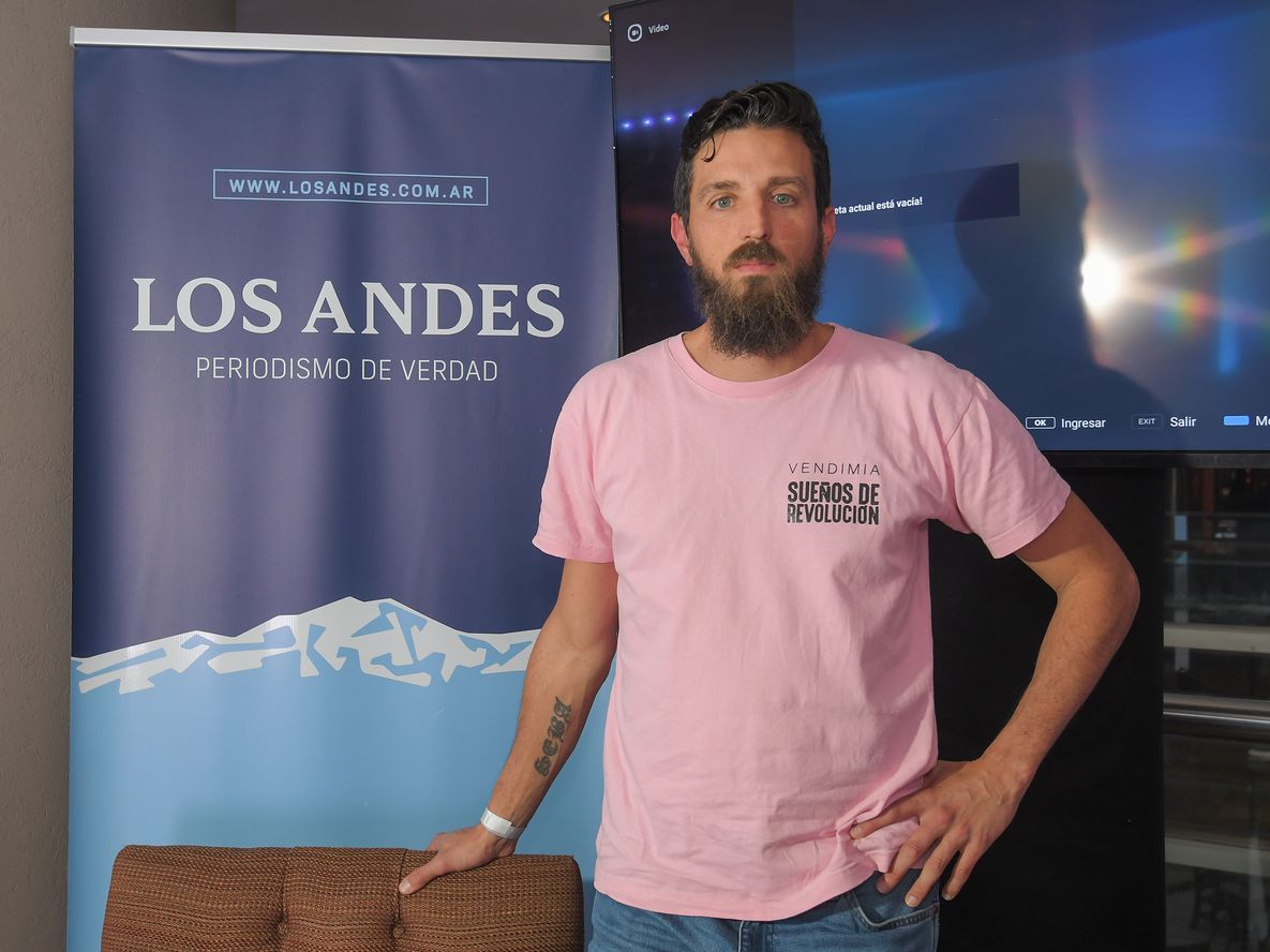 Pablo Caparrós trabaja junto a Mariana en la recuperación de viñedos centenarios en Luján de Cuyo.