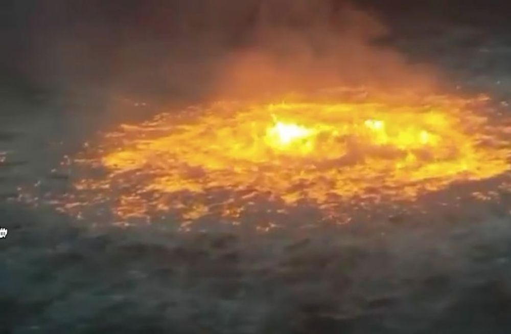Fuerte explosión y posterior incendio en un ducto marino. Foto: Captura de video