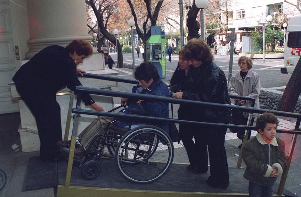 Le persone con disabilità sono state duramente colpite dalle misure adottate dai governi nazionali.