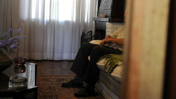 Tras una maniobra de “cuento del tío”, en Mar del Plata, un jubilado perdió 35 mil dólares. La policía detuvo a un sospechoso y secuestró armas tras un allanamiento.