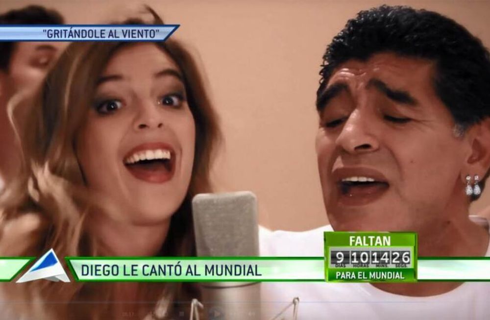 Diego Maradona y Dalma le cantan al Mundial