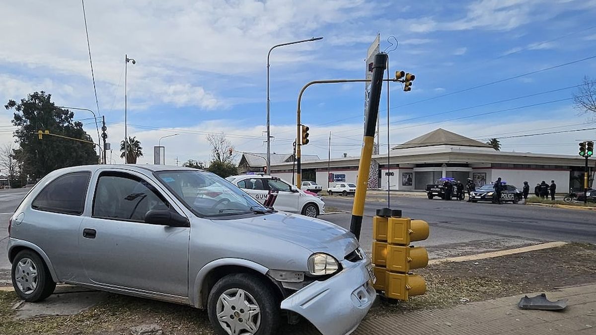 Escapaban en un auto robado, chocaron contra un semáforo en Las Heras y ...
