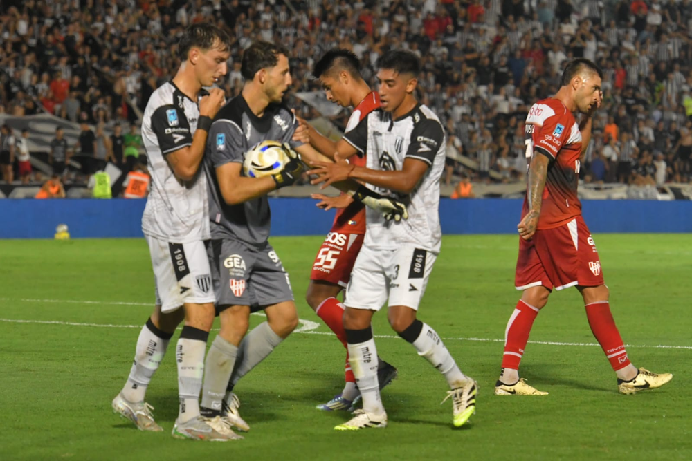 El primer tiempo entre el Lobo y La Gloria estuvo muy caldeado y parejo. En el complemento lo resolvió el mensana con un triunfo. 