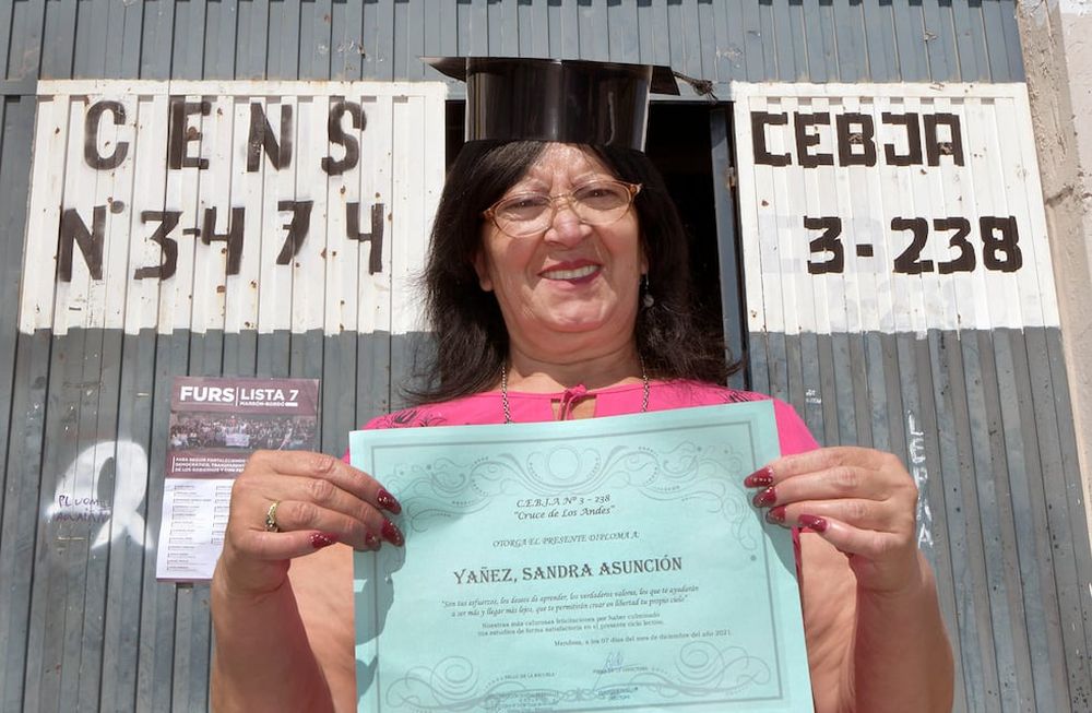 Sandra Asunción Yañez, completó sus estudios primarios con 55 años. Hoy ayuda al CEBJA 238 Cruce de los Andes, en Godoy Cruz, con colectas. / Foto: Orlando Pelichotti