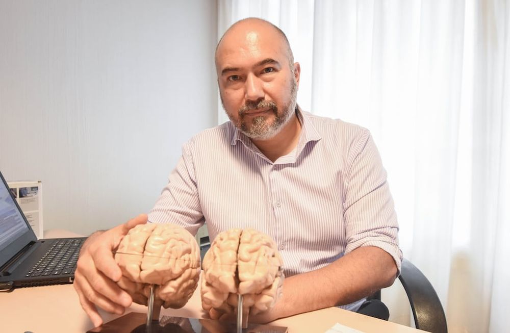 Servicio. Andrés Barboza, neurólogo del equipo que realizó cirugías a 4 pacientes con Parkinson y 5 con epilepsia refractaria. Foto: Mariana Villa / Los Andes.