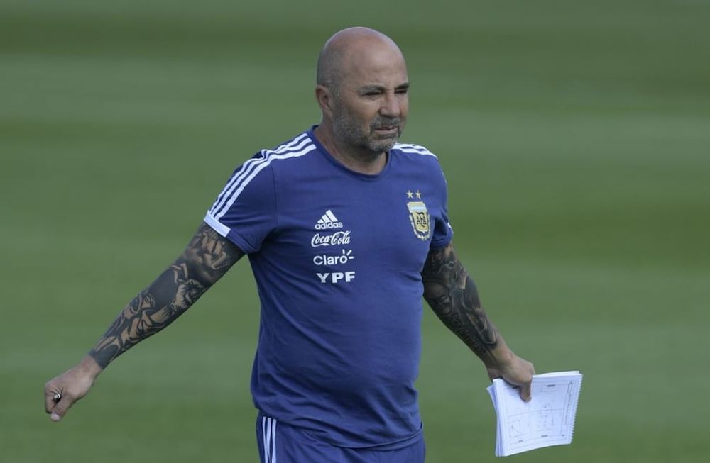 La AFA ya definió la salida de Sampaoli pero no sabe cómo hacer para que se vaya