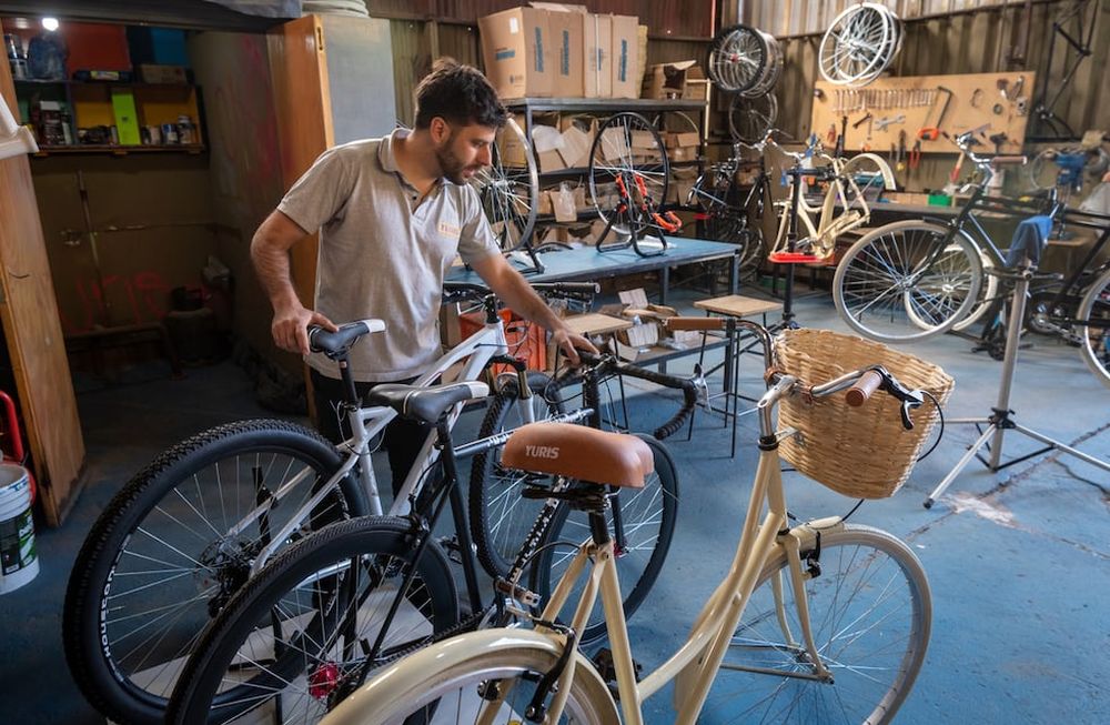 Bicicleas Yuris. En la incubadora de Empresas de Godoy Cruz funciona la fábrica de bicicletas Yaris creada por un grupo de mendocinos./ Foto: Ignacio Blanco / Los Andes