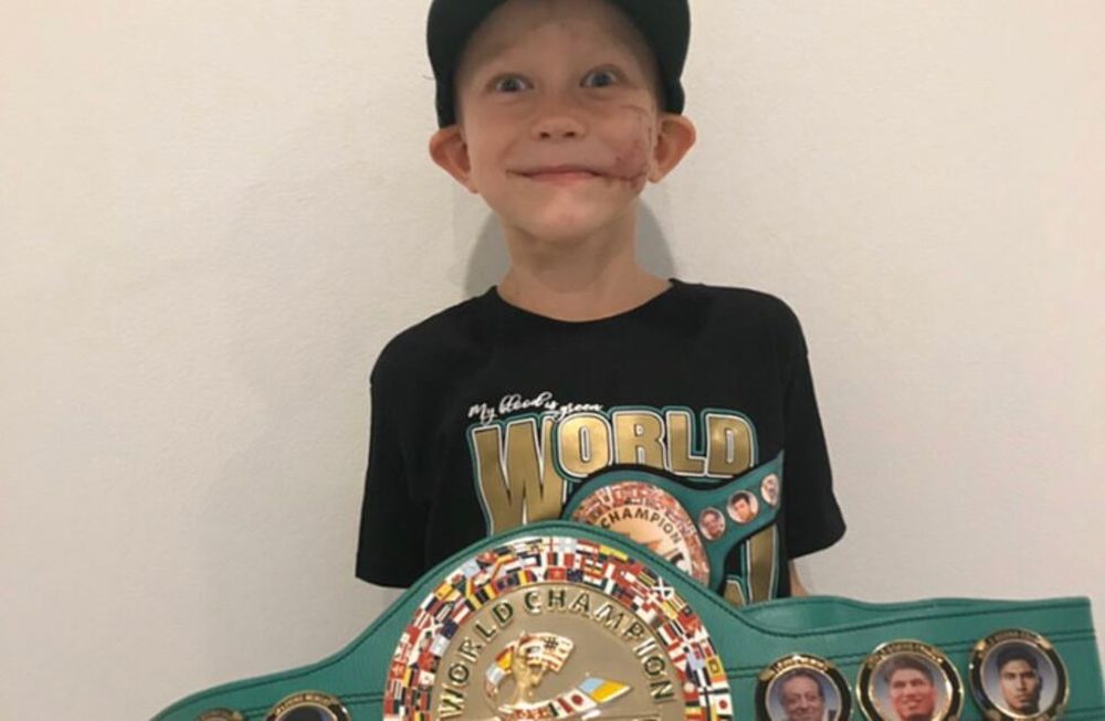El Consejo Mundial de Boxeo (CMB) entregó el cinturón de campeón honorario a Bridger Walker, el niño que salvó a su pequeña hermana del ataque de un perro.