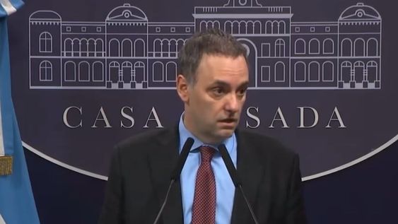 El vocero presidencial Manuel Adorni en conferencia de prensa. El Gobierno culpó la “herencia desastrosa” del kirchnerismo por el número malo de pobreza. (Captura de video)