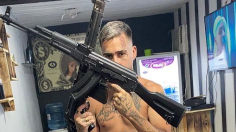 Con armas de fuego de gran calibre y junto a presuntos miembros de una banda narco, el trapero fue acusado y detenido.